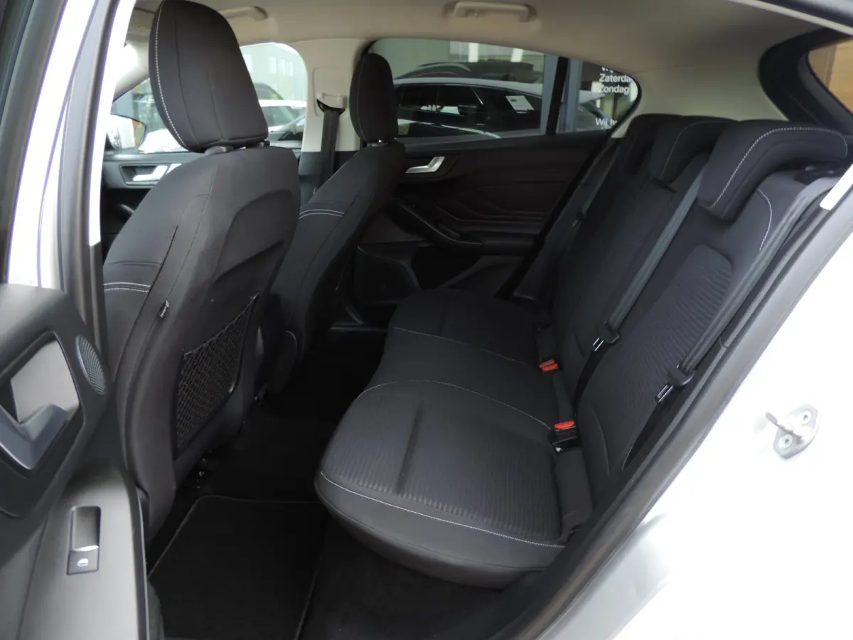 1.0-T 125PK Titanium Business | LED koplamp | Winterpack | Camera | Adapt.cruise | PDC v+a | CarPlay | Priv.glas | ECC