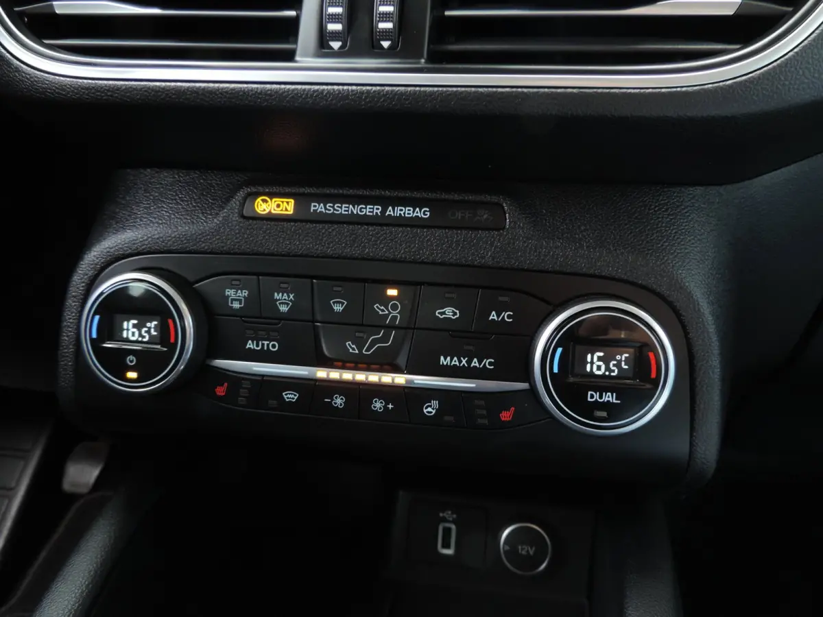 1.0-T 125PK Titanium Business | LED koplamp | Winterpack | Camera | Adapt.cruise | PDC v+a | CarPlay | Priv.glas | ECC