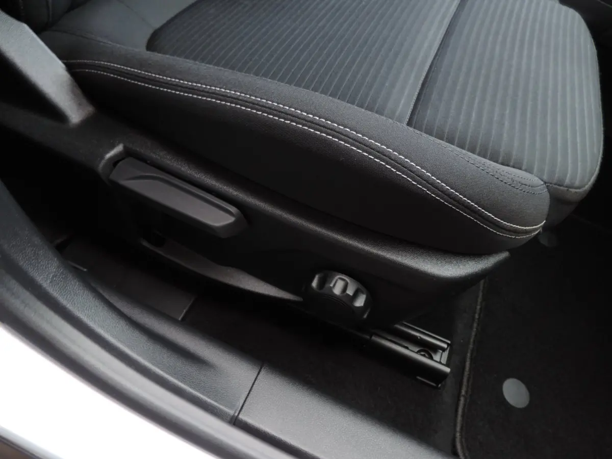 1.0-T 125PK Titanium Business | LED koplamp | Winterpack | Camera | Adapt.cruise | PDC v+a | CarPlay | Priv.glas | ECC