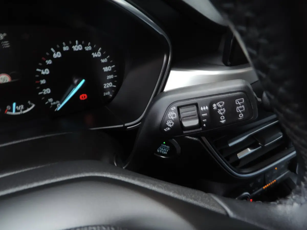 1.0-T 125PK Titanium Business | LED koplamp | Winterpack | Camera | Adapt.cruise | PDC v+a | CarPlay | Priv.glas | ECC