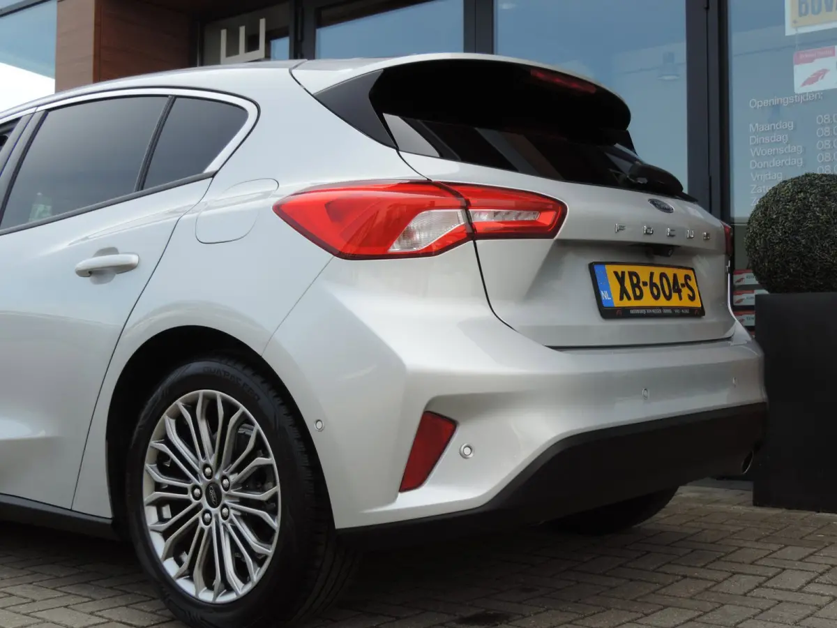 1.0-T 125PK Titanium Business | LED koplamp | Winterpack | Camera | Adapt.cruise | PDC v+a | CarPlay | Priv.glas | ECC