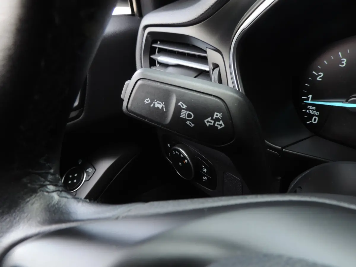 1.0-T 125PK Titanium Business | LED koplamp | Winterpack | Camera | Adapt.cruise | PDC v+a | CarPlay | Priv.glas | ECC