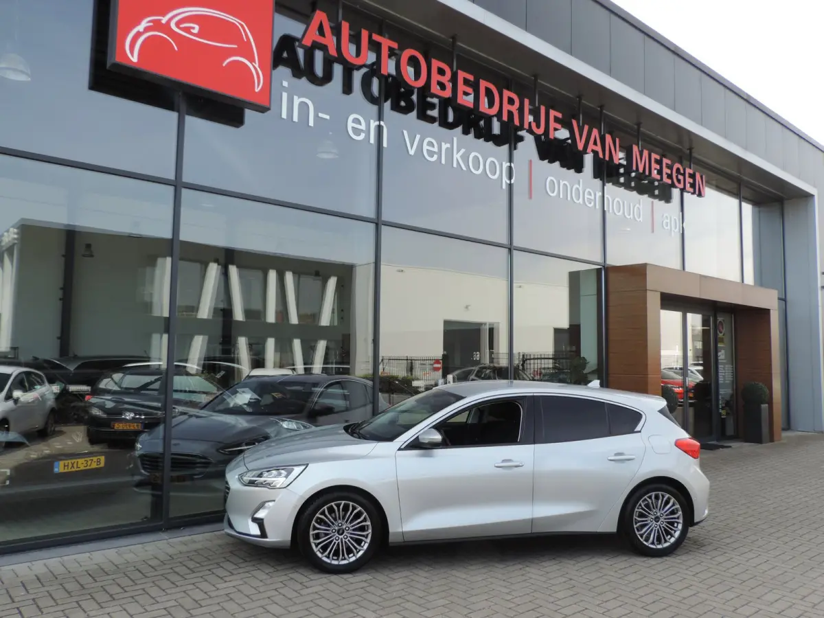 1.0-T 125PK Titanium Business | LED koplamp | Winterpack | Camera | Adapt.cruise | PDC v+a | CarPlay | Priv.glas | ECC