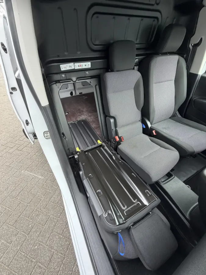 130pk Club (Camera - Navigatie - Laadruimte betimmering - 3-zits - Parkeersensoren V+A - Airco - Cruise Controle - Apple Carplay)