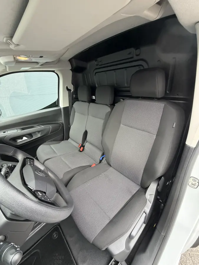 130pk Club (Camera - Navigatie - Laadruimte betimmering - 3-zits - Parkeersensoren V+A - Airco - Cruise Controle - Apple Carplay)