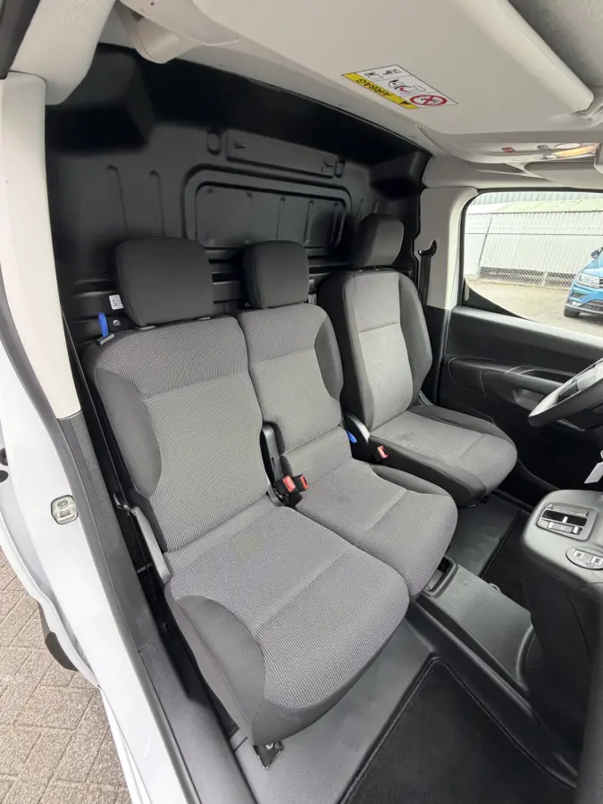 130pk Club (Camera - Navigatie - Laadruimte betimmering - 3-zits - Parkeersensoren V+A - Airco - Cruise Controle - Apple Carplay)