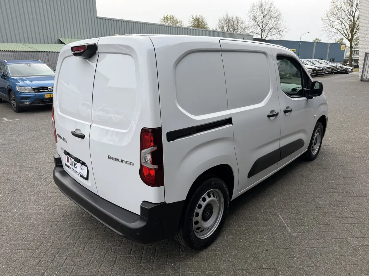 130pk Club (Camera - Navigatie - Laadruimte betimmering - 3-zits - Parkeersensoren V+A - Airco - Cruise Controle - Apple Carplay)