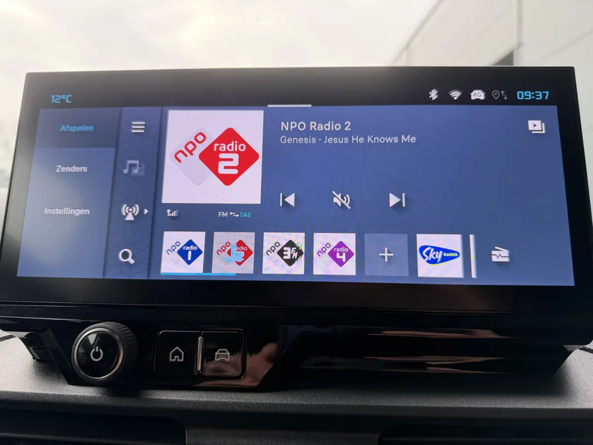 130pk Club (Camera - Navigatie - Laadruimte betimmering - 3-zits - Parkeersensoren V+A - Airco - Cruise Controle - Apple Carplay)