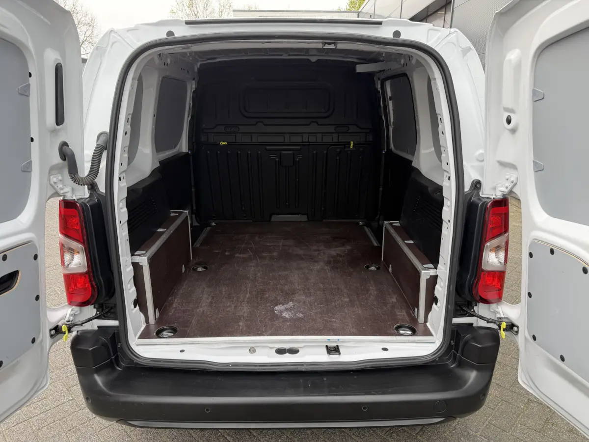130pk Club (Camera - Navigatie - Laadruimte betimmering - 3-zits - Parkeersensoren V+A - Airco - Cruise Controle - Apple Carplay)