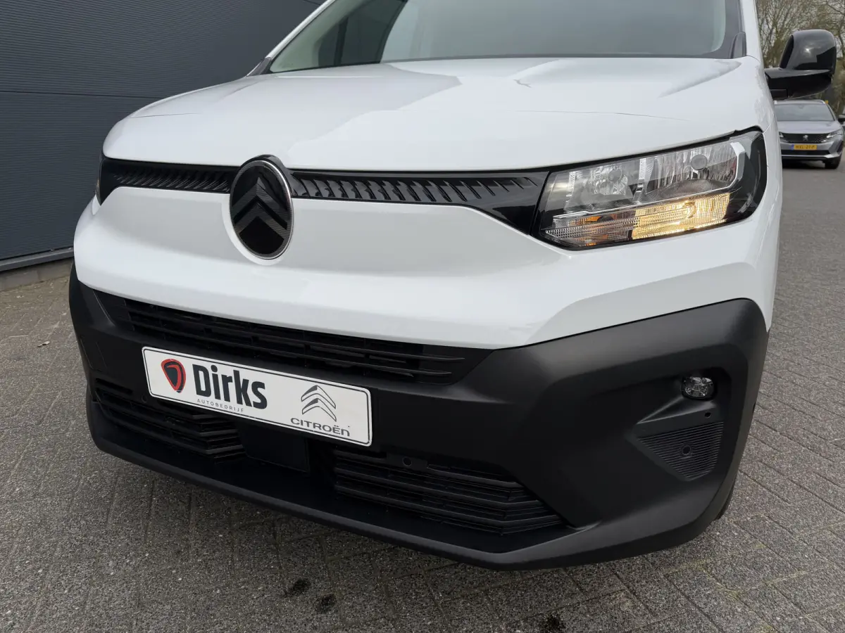 130pk Club (Camera - Navigatie - Laadruimte betimmering - 3-zits - Parkeersensoren V+A - Airco - Cruise Controle - Apple Carplay)