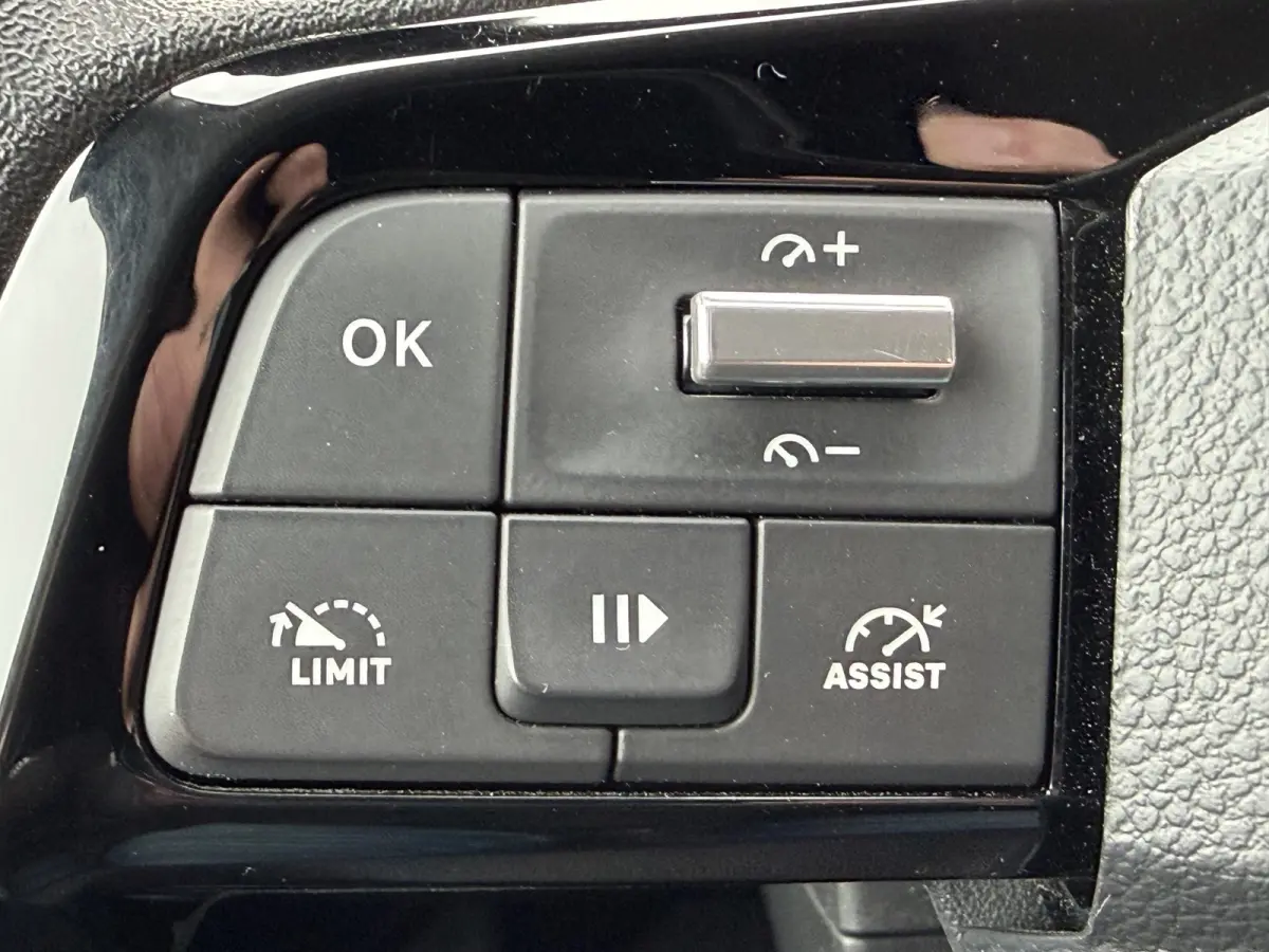 130pk Club (Camera - Navigatie - Laadruimte betimmering - 3-zits - Parkeersensoren V+A - Airco - Cruise Controle - Apple Carplay)