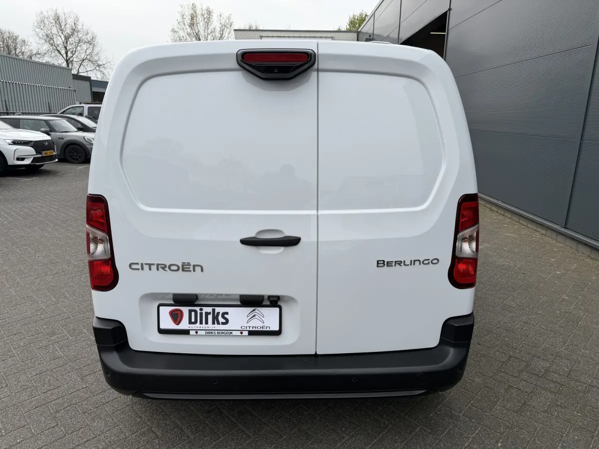 130pk Club (Camera - Navigatie - Laadruimte betimmering - 3-zits - Parkeersensoren V+A - Airco - Cruise Controle - Apple Carplay)