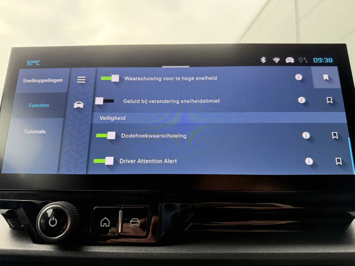 130pk Club (Camera - Navigatie - Laadruimte betimmering - 3-zits - Parkeersensoren V+A - Airco - Cruise Controle - Apple Carplay)