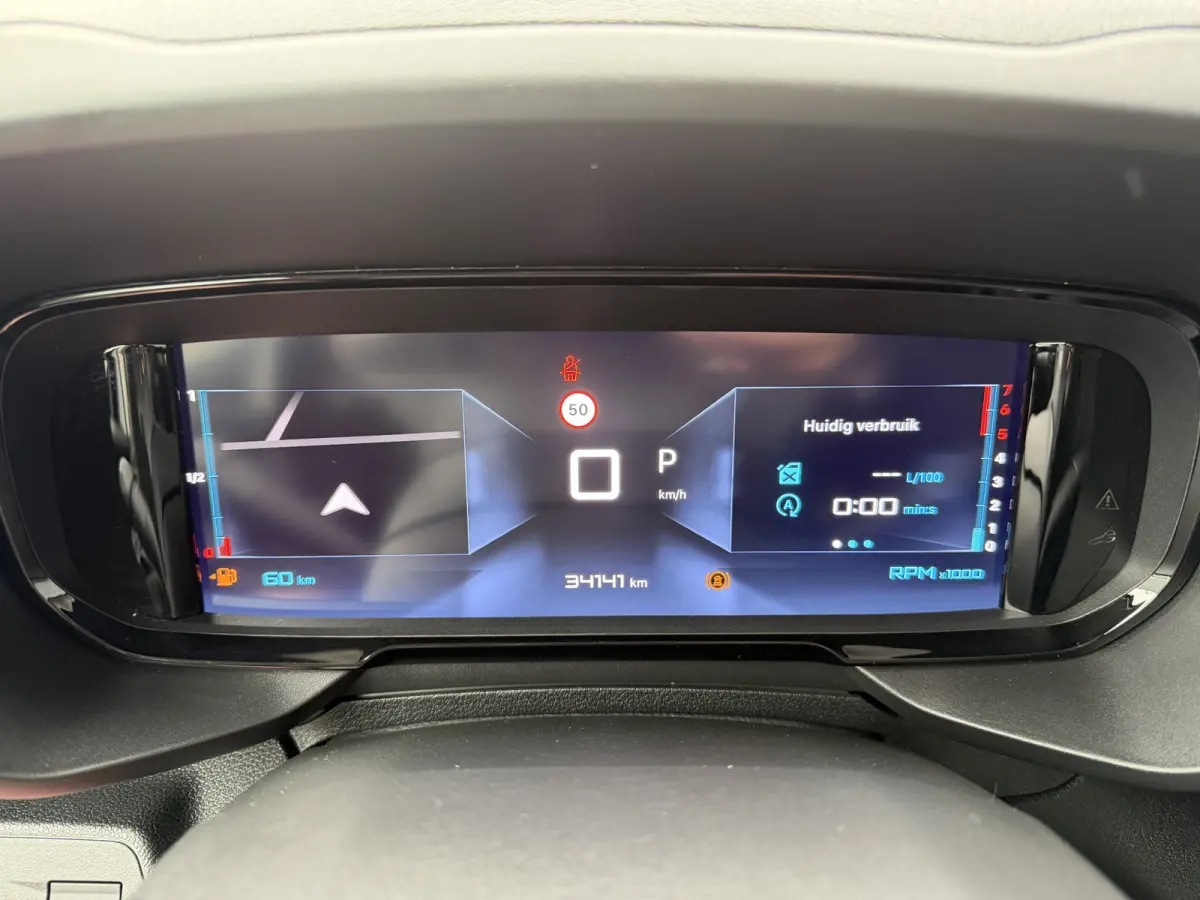 130pk Club (Camera - Navigatie - Laadruimte betimmering - 3-zits - Parkeersensoren V+A - Airco - Cruise Controle - Apple Carplay)