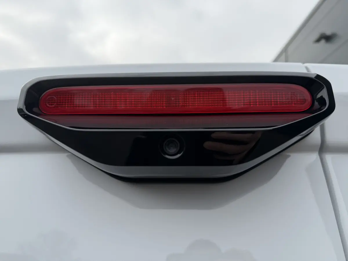 130pk Club (Camera - Navigatie - Laadruimte betimmering - 3-zits - Parkeersensoren V+A - Airco - Cruise Controle - Apple Carplay)