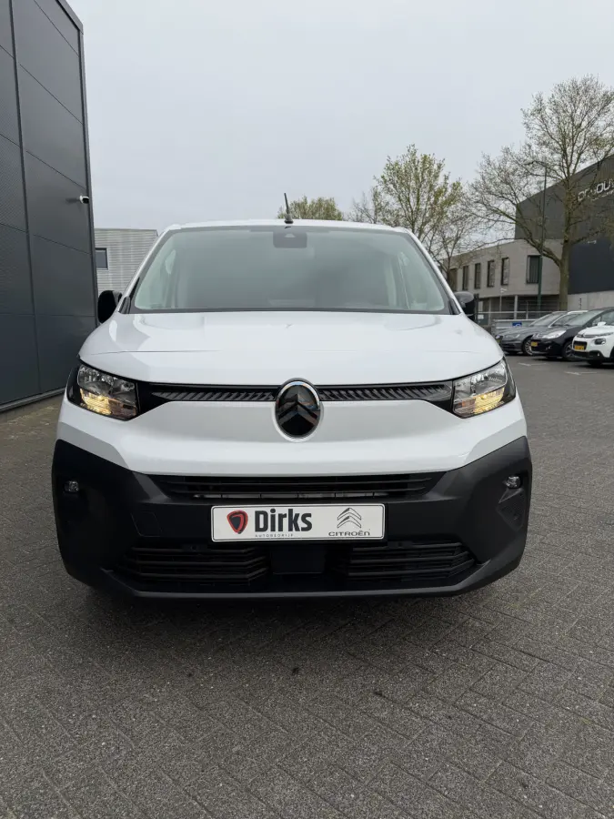 130pk Club (Camera - Navigatie - Laadruimte betimmering - 3-zits - Parkeersensoren V+A - Airco - Cruise Controle - Apple Carplay)
