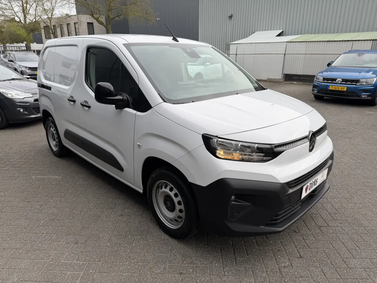130pk Club (Camera - Navigatie - Laadruimte betimmering - 3-zits - Parkeersensoren V+A - Airco - Cruise Controle - Apple Carplay)