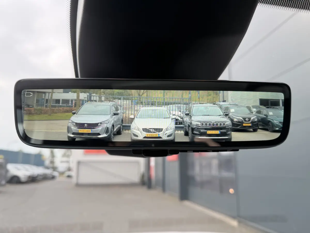 130pk Club (Camera - Navigatie - Laadruimte betimmering - 3-zits - Parkeersensoren V+A - Airco - Cruise Controle - Apple Carplay)