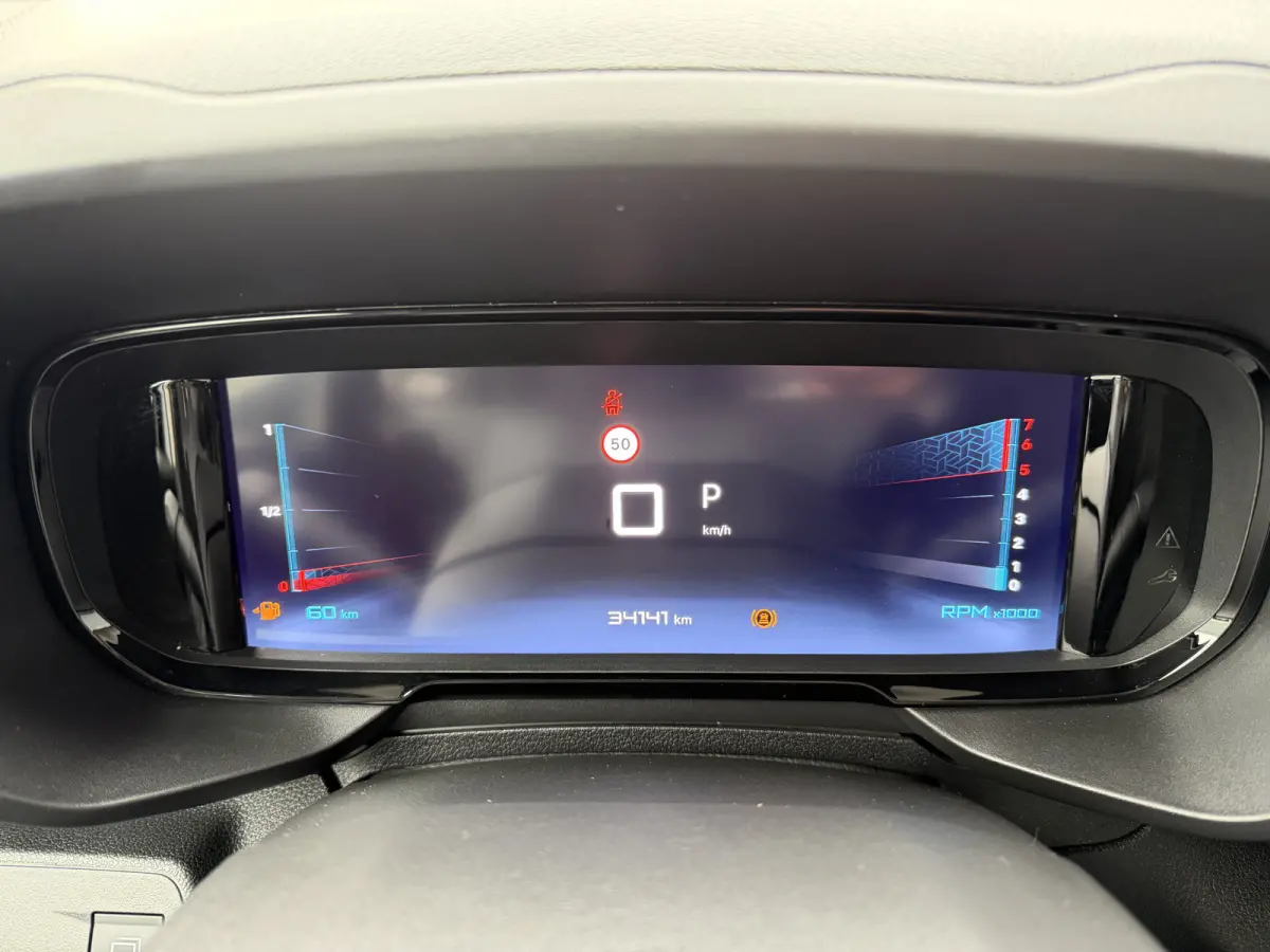 130pk Club (Camera - Navigatie - Laadruimte betimmering - 3-zits - Parkeersensoren V+A - Airco - Cruise Controle - Apple Carplay)
