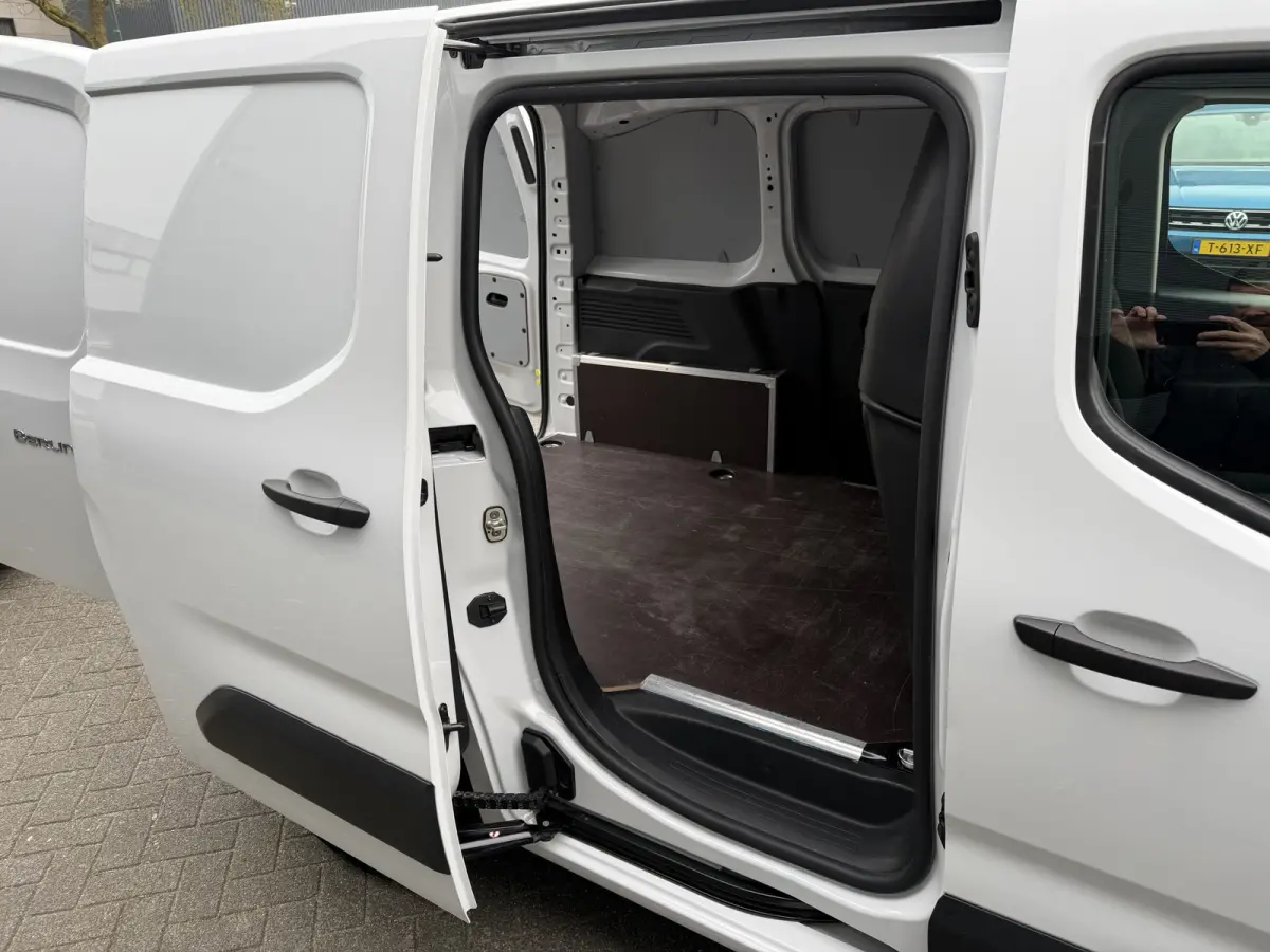 130pk Club (Camera - Navigatie - Laadruimte betimmering - 3-zits - Parkeersensoren V+A - Airco - Cruise Controle - Apple Carplay)