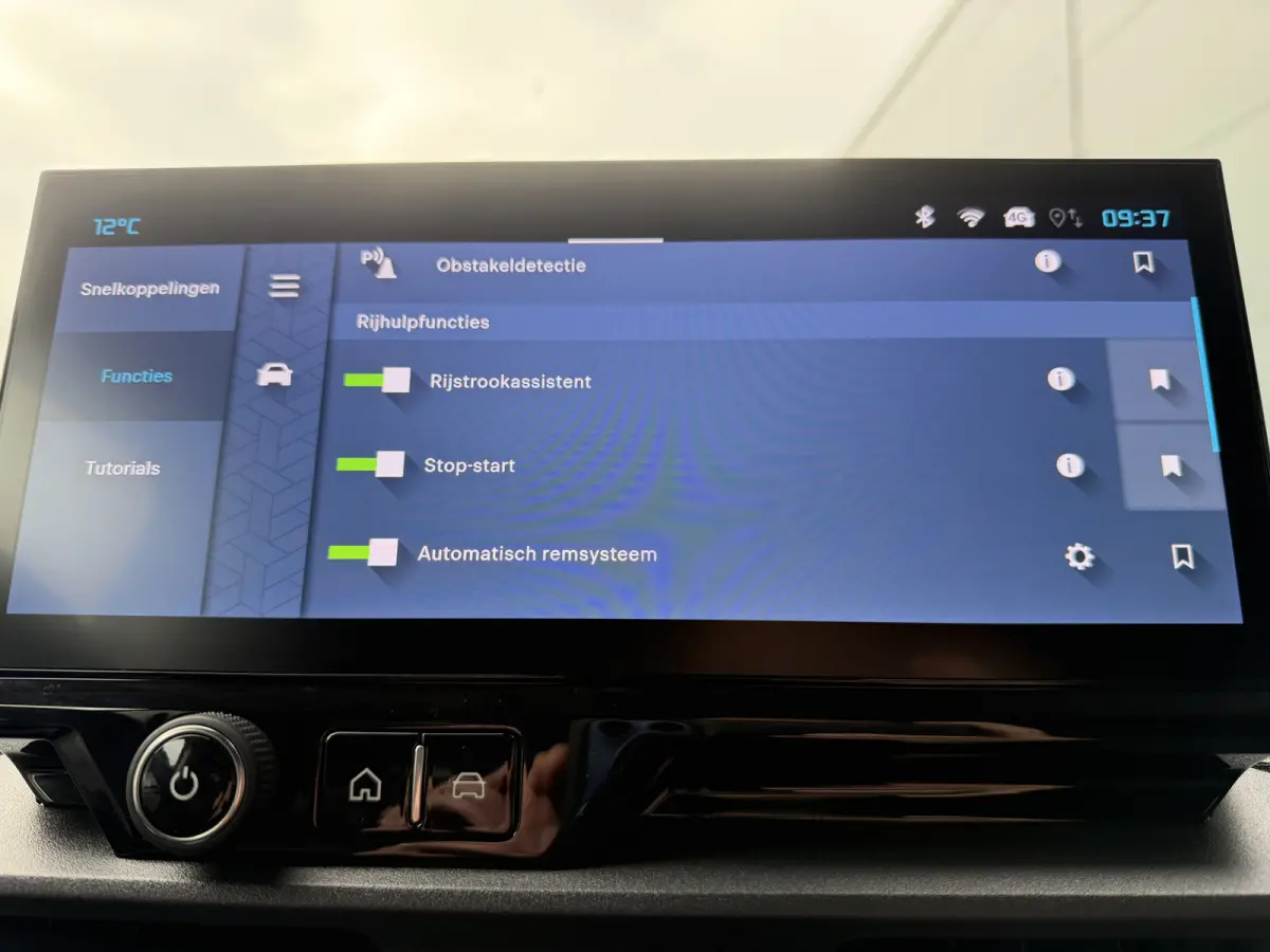 130pk Club (Camera - Navigatie - Laadruimte betimmering - 3-zits - Parkeersensoren V+A - Airco - Cruise Controle - Apple Carplay)