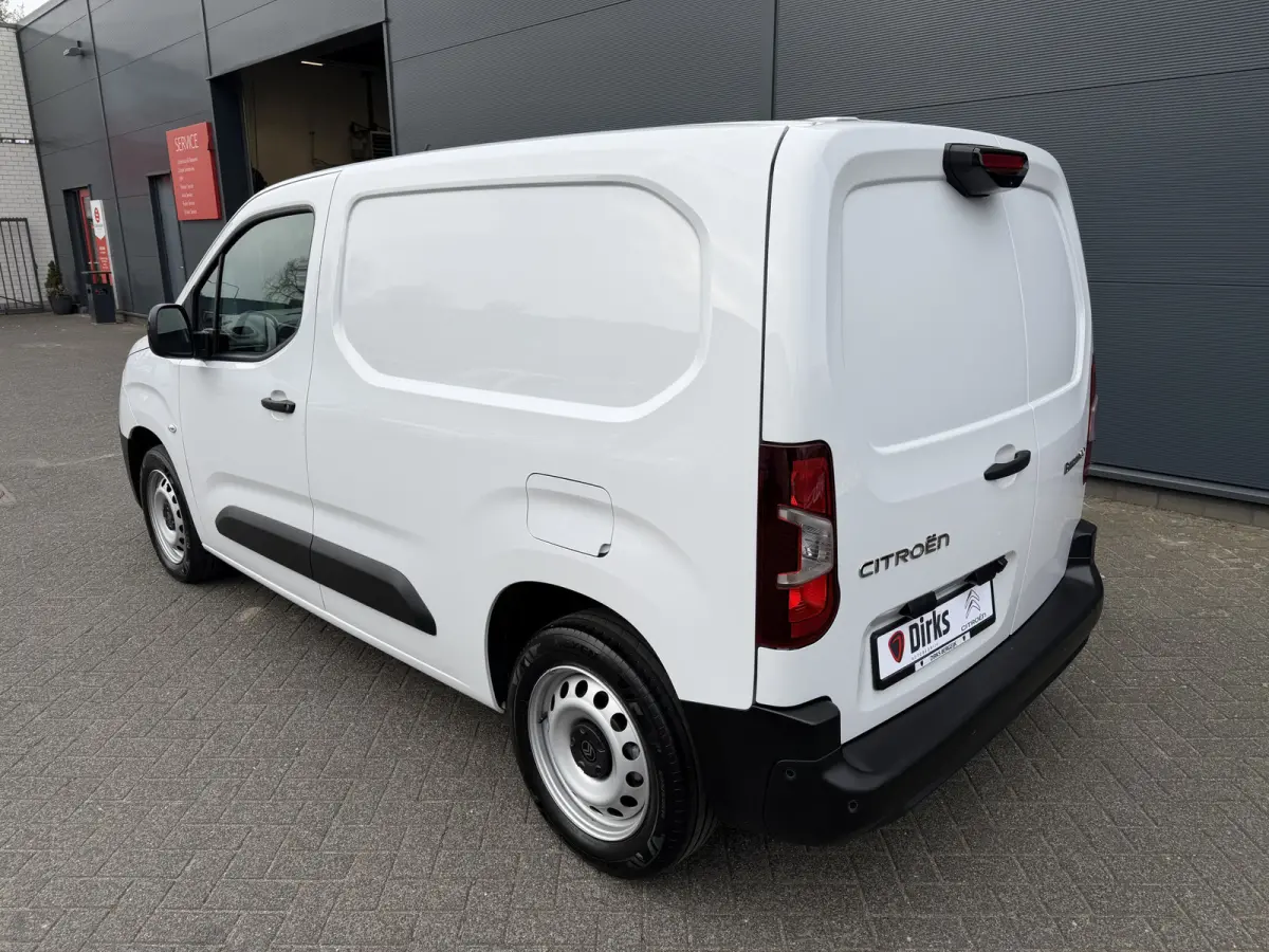 130pk Club (Camera - Navigatie - Laadruimte betimmering - 3-zits - Parkeersensoren V+A - Airco - Cruise Controle - Apple Carplay)