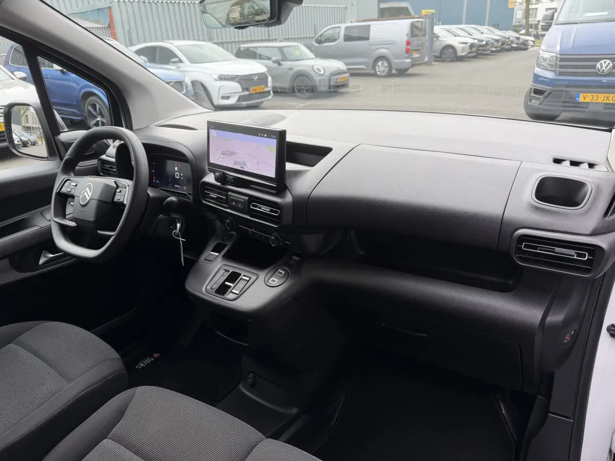 130pk Club (Camera - Navigatie - Laadruimte betimmering - 3-zits - Parkeersensoren V+A - Airco - Cruise Controle - Apple Carplay)
