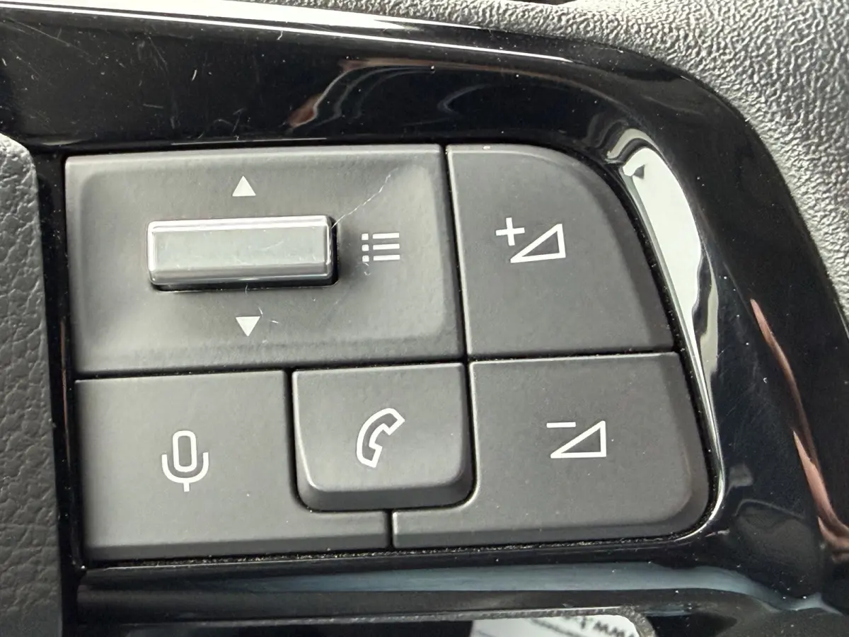 130pk Club (Camera - Navigatie - Laadruimte betimmering - 3-zits - Parkeersensoren V+A - Airco - Cruise Controle - Apple Carplay)