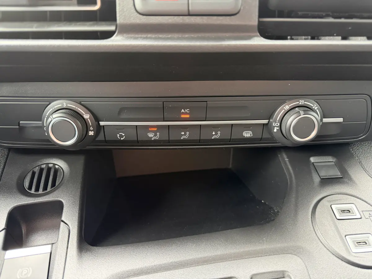 130pk Club (Camera - Navigatie - Laadruimte betimmering - 3-zits - Parkeersensoren V+A - Airco - Cruise Controle - Apple Carplay)