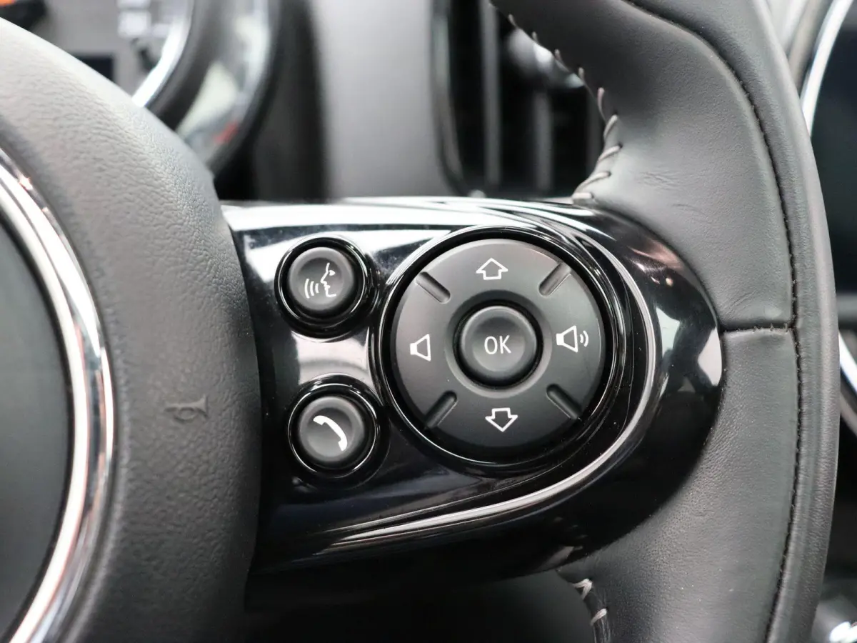 Cooper ALL4 Chili + MINI Yours Trim Pakket + Visibility Package + Panoramadak + Elektrisch Verstelbare Voorstoelen + Harman Kardon + 19''