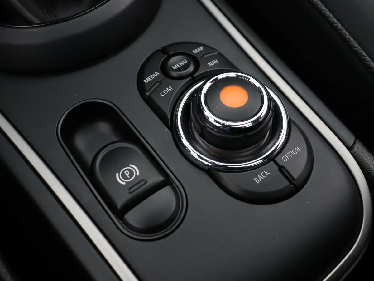 Cooper ALL4 Chili + MINI Yours Trim Pakket + Visibility Package + Panoramadak + Elektrisch Verstelbare Voorstoelen + Harman Kardon + 19''