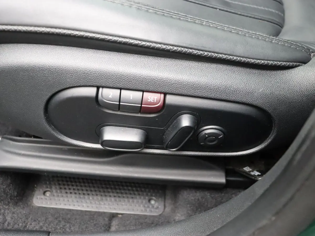 Cooper ALL4 Chili + MINI Yours Trim Pakket + Visibility Package + Panoramadak + Elektrisch Verstelbare Voorstoelen + Harman Kardon + 19''