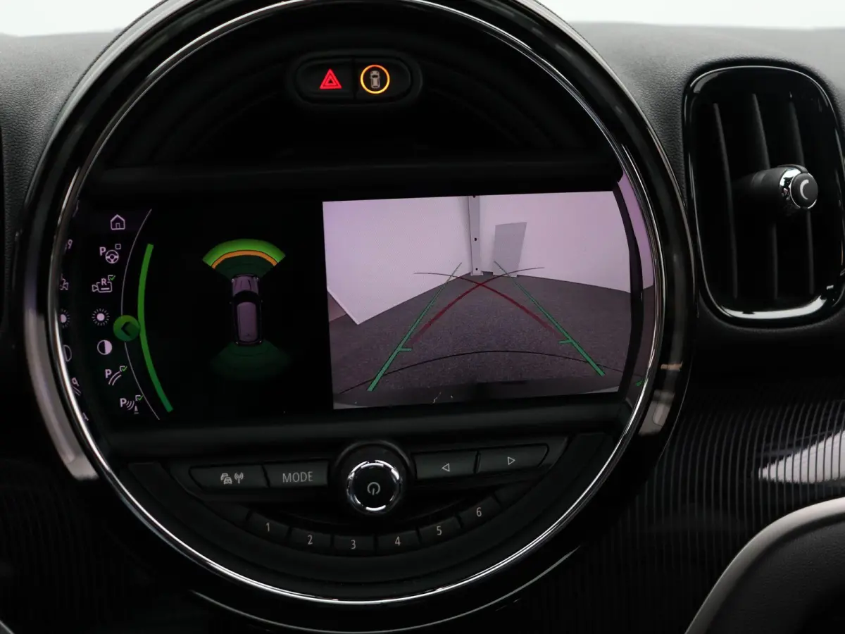 Cooper ALL4 Chili + MINI Yours Trim Pakket + Visibility Package + Panoramadak + Elektrisch Verstelbare Voorstoelen + Harman Kardon + 19''