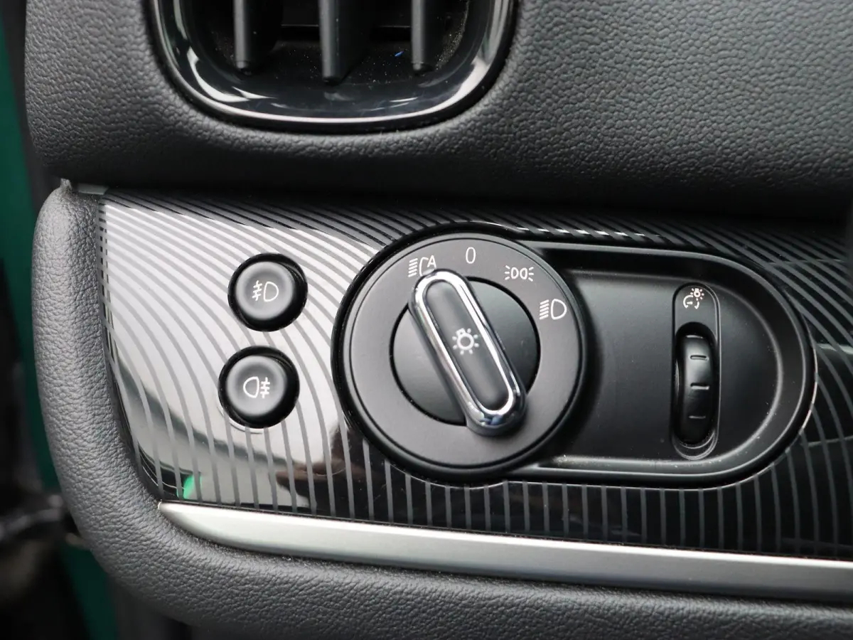 Cooper ALL4 Chili + MINI Yours Trim Pakket + Visibility Package + Panoramadak + Elektrisch Verstelbare Voorstoelen + Harman Kardon + 19''