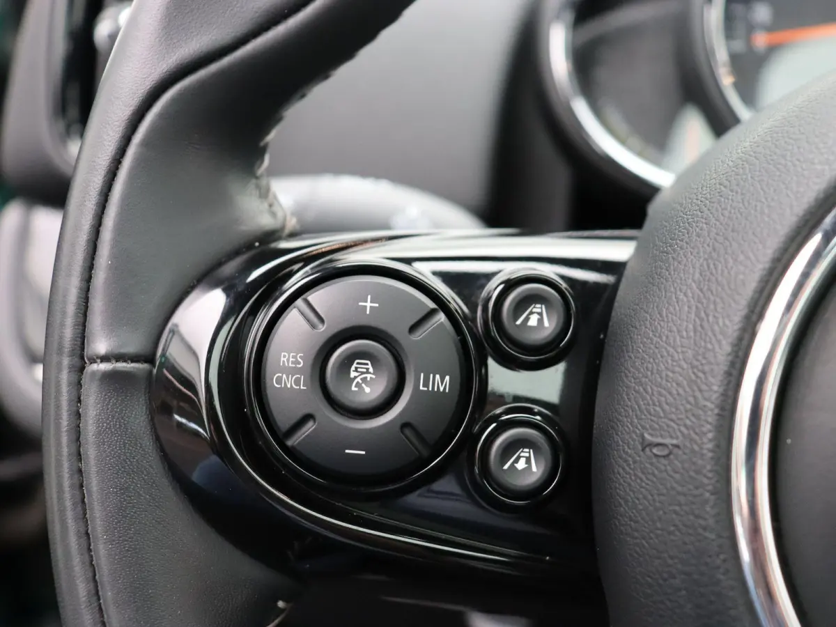 Cooper ALL4 Chili + MINI Yours Trim Pakket + Visibility Package + Panoramadak + Elektrisch Verstelbare Voorstoelen + Harman Kardon + 19''