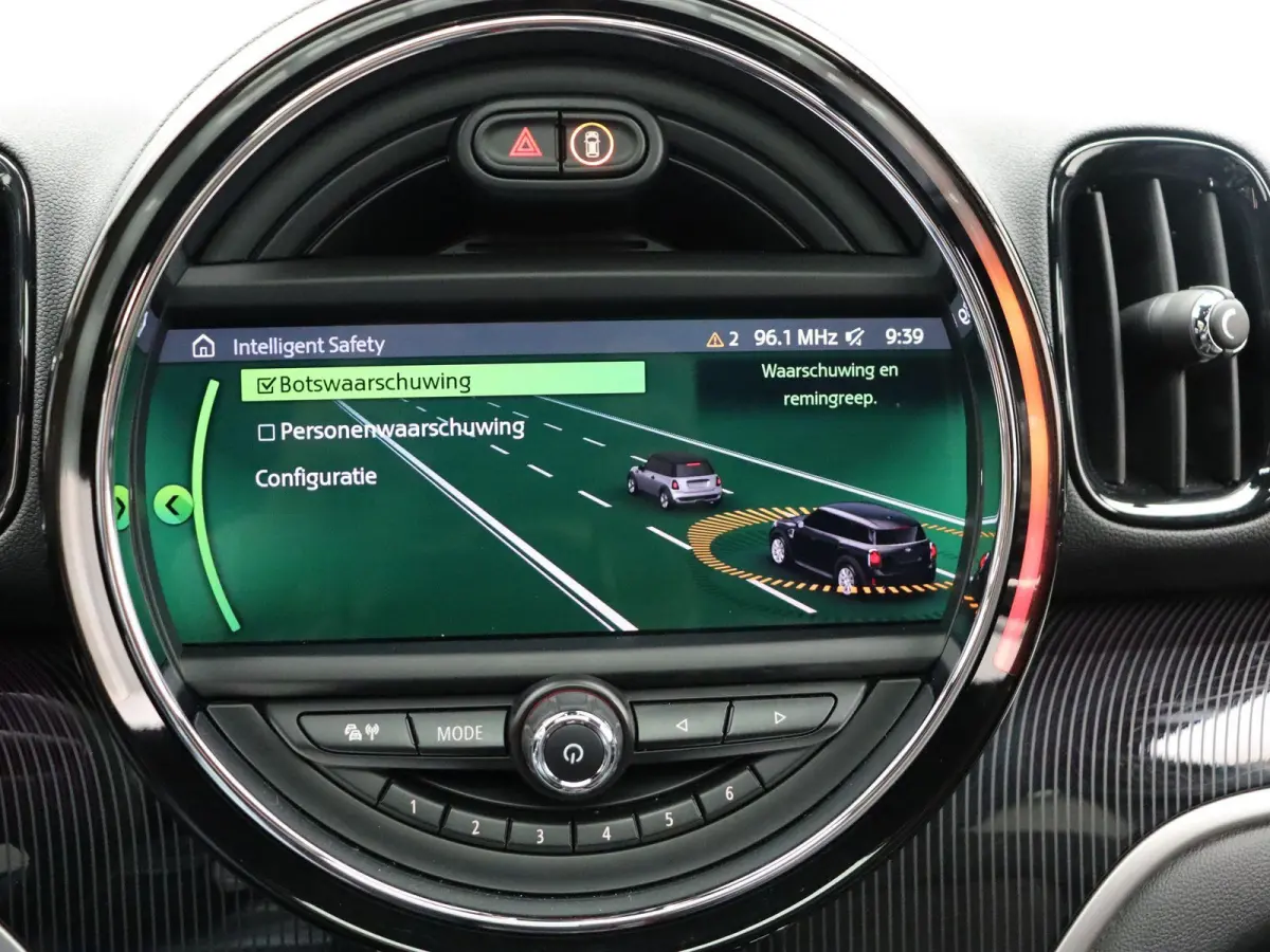 Cooper ALL4 Chili + MINI Yours Trim Pakket + Visibility Package + Panoramadak + Elektrisch Verstelbare Voorstoelen + Harman Kardon + 19''