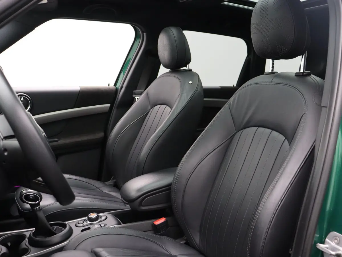 Cooper ALL4 Chili + MINI Yours Trim Pakket + Visibility Package + Panoramadak + Elektrisch Verstelbare Voorstoelen + Harman Kardon + 19''
