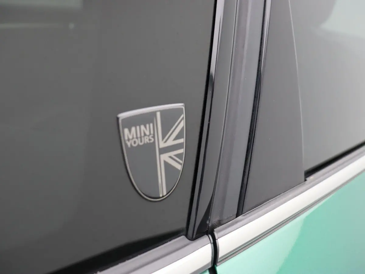 Cooper ALL4 Chili + MINI Yours Trim Pakket + Visibility Package + Panoramadak + Elektrisch Verstelbare Voorstoelen + Harman Kardon + 19''