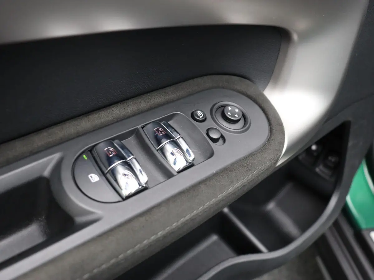 Cooper ALL4 Chili + MINI Yours Trim Pakket + Visibility Package + Panoramadak + Elektrisch Verstelbare Voorstoelen + Harman Kardon + 19''