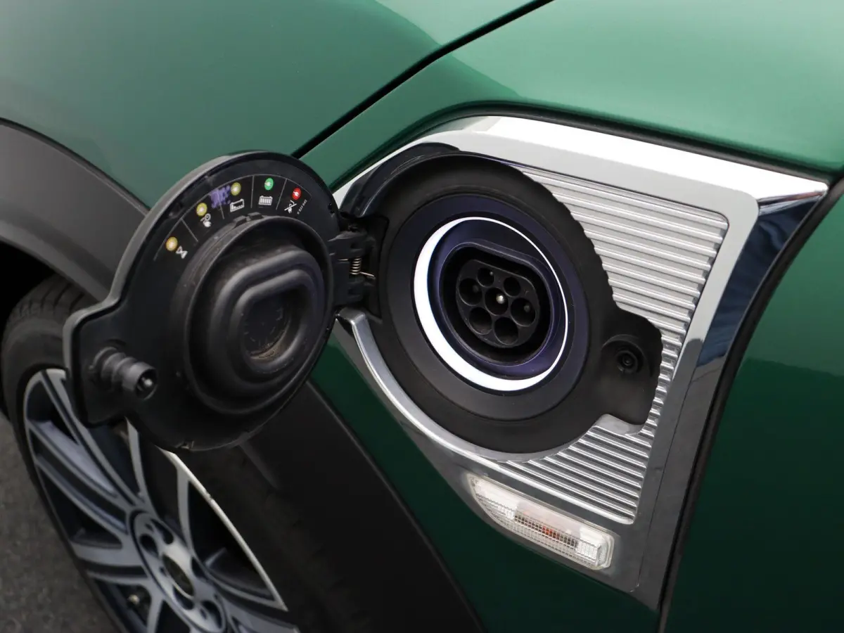 Cooper ALL4 Chili + MINI Yours Trim Pakket + Visibility Package + Panoramadak + Elektrisch Verstelbare Voorstoelen + Harman Kardon + 19''