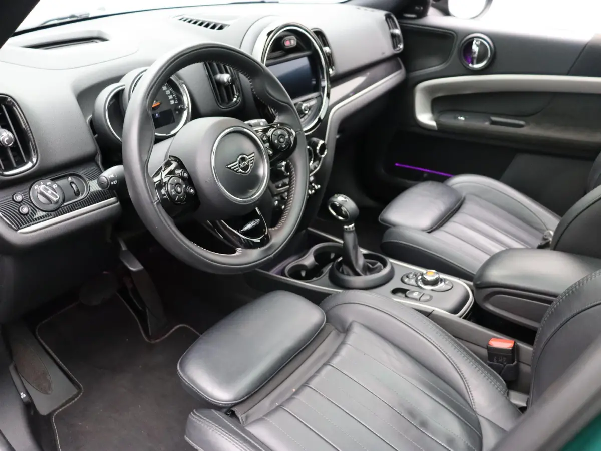 Cooper ALL4 Chili + MINI Yours Trim Pakket + Visibility Package + Panoramadak + Elektrisch Verstelbare Voorstoelen + Harman Kardon + 19''