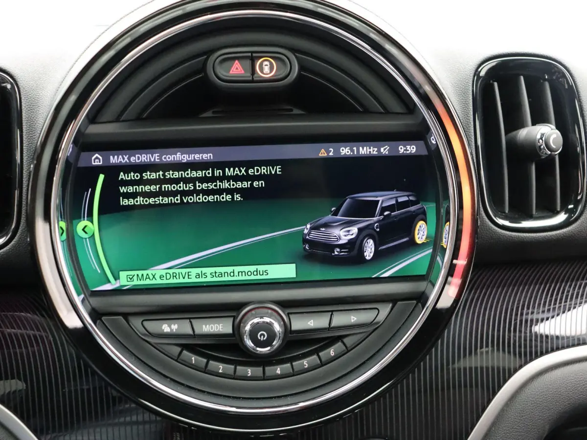 Cooper ALL4 Chili + MINI Yours Trim Pakket + Visibility Package + Panoramadak + Elektrisch Verstelbare Voorstoelen + Harman Kardon + 19''
