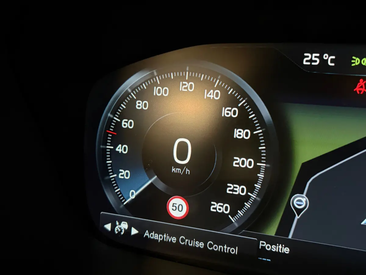 T6 AWD Recharge R-Design | Schuifdak | Trekhaak | Harman Kardon | Adaptieve Cruise Control | Standkachel met Volvo On Call App | Stoelverwarming voor+achter | Stuurwielverwarming | Pilot Ass