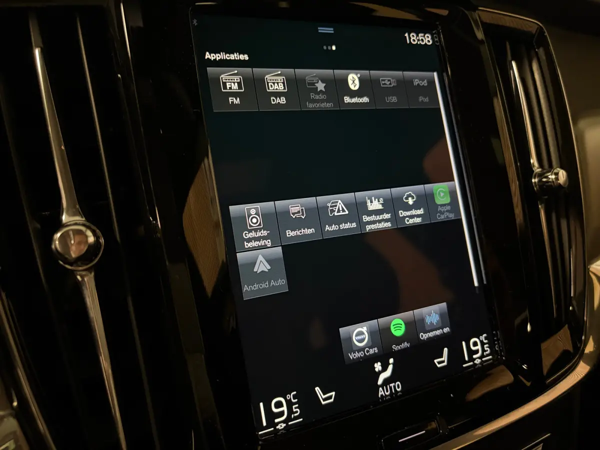 T6 AWD Recharge R-Design | Schuifdak | Trekhaak | Harman Kardon | Adaptieve Cruise Control | Standkachel met Volvo On Call App | Stoelverwarming voor+achter | Stuurwielverwarming | Pilot Ass