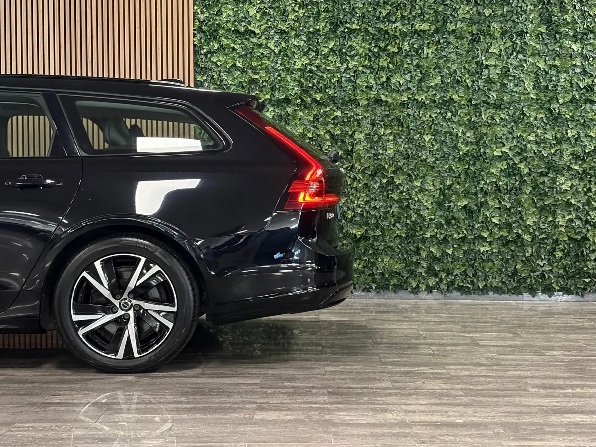 T6 AWD Recharge R-Design | Schuifdak | Trekhaak | Harman Kardon | Adaptieve Cruise Control | Standkachel met Volvo On Call App | Stoelverwarming voor+achter | Stuurwielverwarming | Pilot Ass
