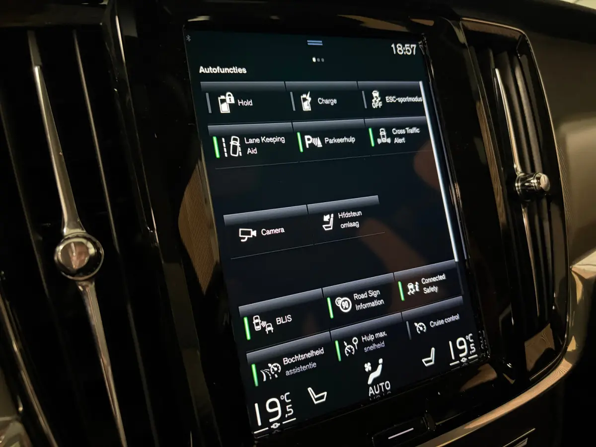 T6 AWD Recharge R-Design | Schuifdak | Trekhaak | Harman Kardon | Adaptieve Cruise Control | Standkachel met Volvo On Call App | Stoelverwarming voor+achter | Stuurwielverwarming | Pilot Ass