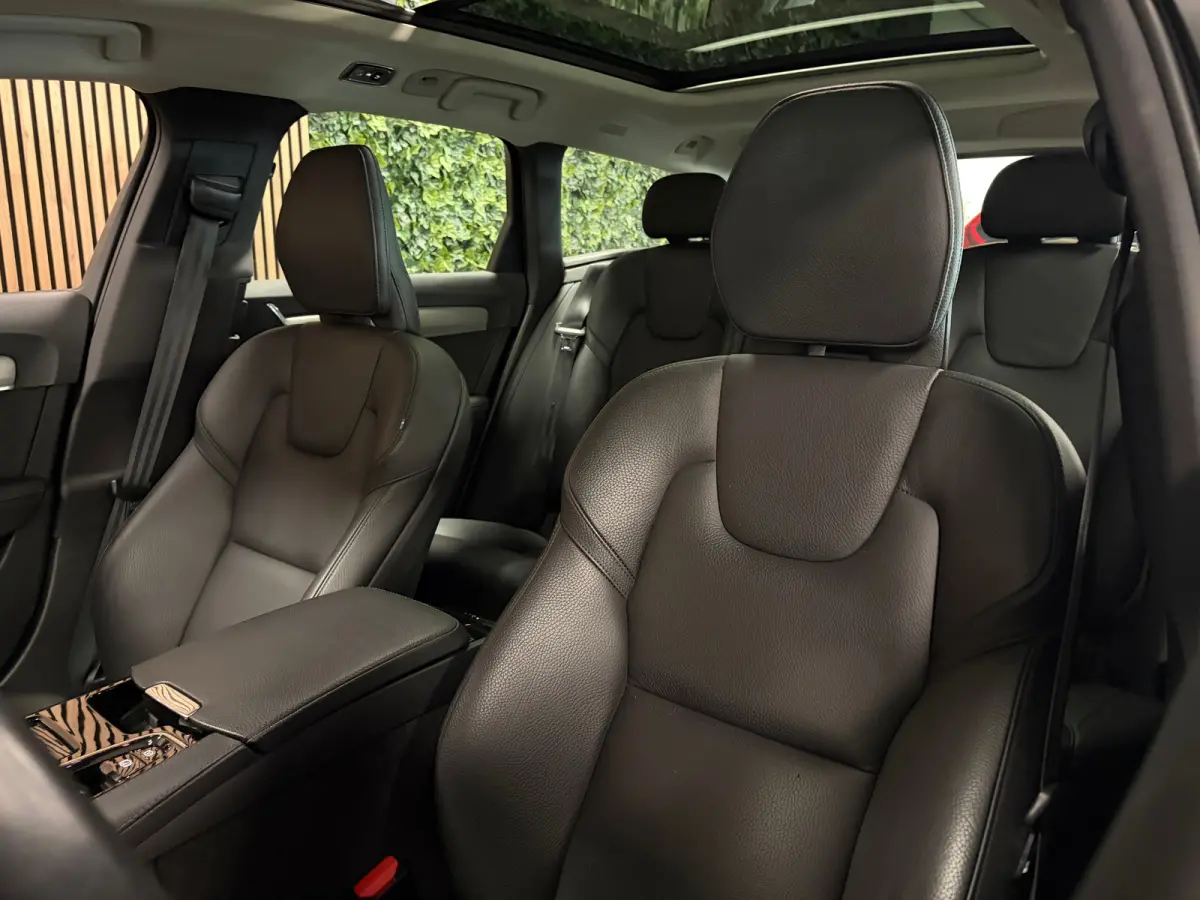 T6 AWD Recharge R-Design | Schuifdak | Trekhaak | Harman Kardon | Adaptieve Cruise Control | Standkachel met Volvo On Call App | Stoelverwarming voor+achter | Stuurwielverwarming | Pilot Ass