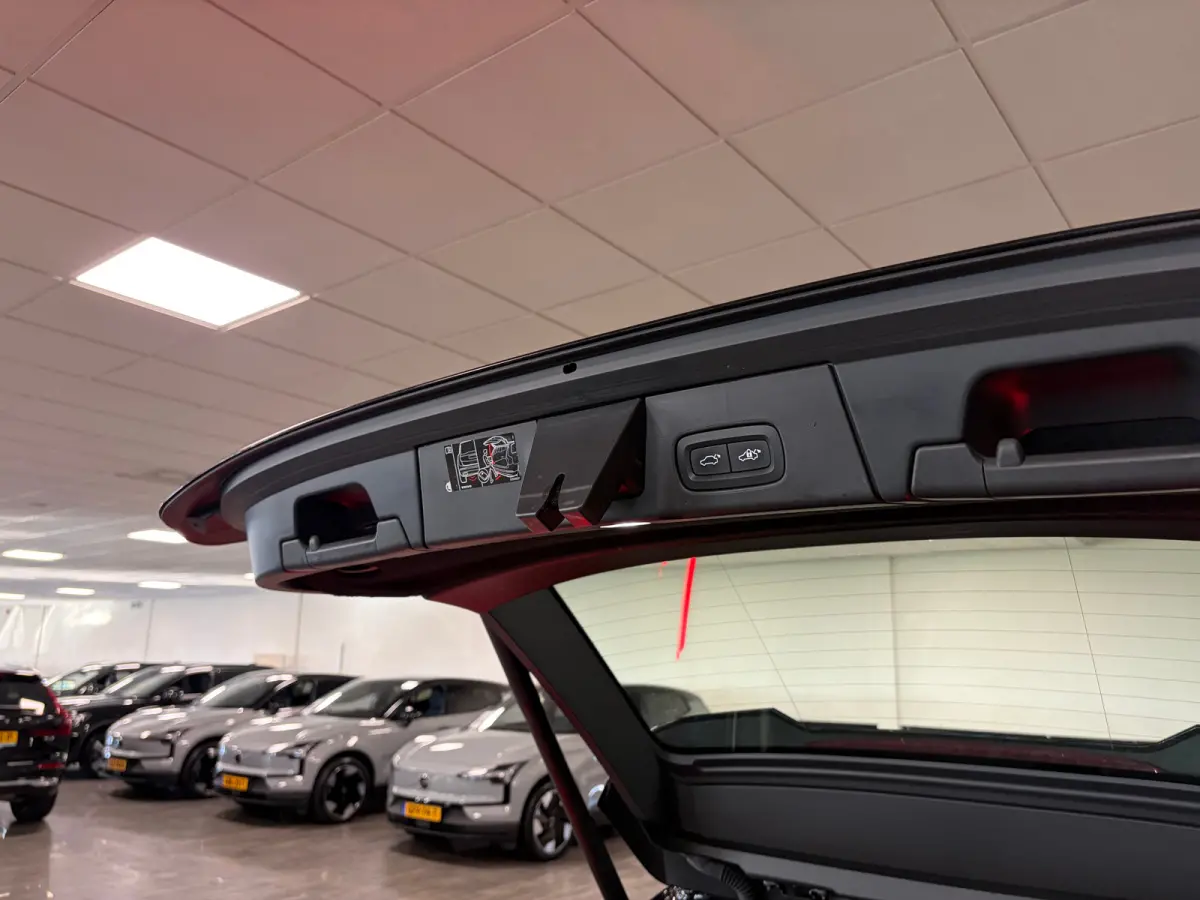 T6 AWD Recharge R-Design | Schuifdak | Trekhaak | Harman Kardon | Adaptieve Cruise Control | Standkachel met Volvo On Call App | Stoelverwarming voor+achter | Stuurwielverwarming | Pilot Ass