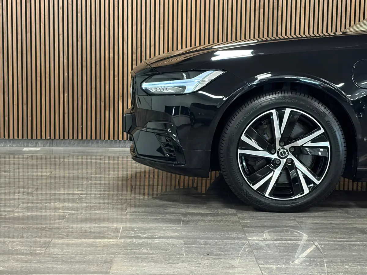T6 AWD Recharge R-Design | Schuifdak | Trekhaak | Harman Kardon | Adaptieve Cruise Control | Standkachel met Volvo On Call App | Stoelverwarming voor+achter | Stuurwielverwarming | Pilot Ass