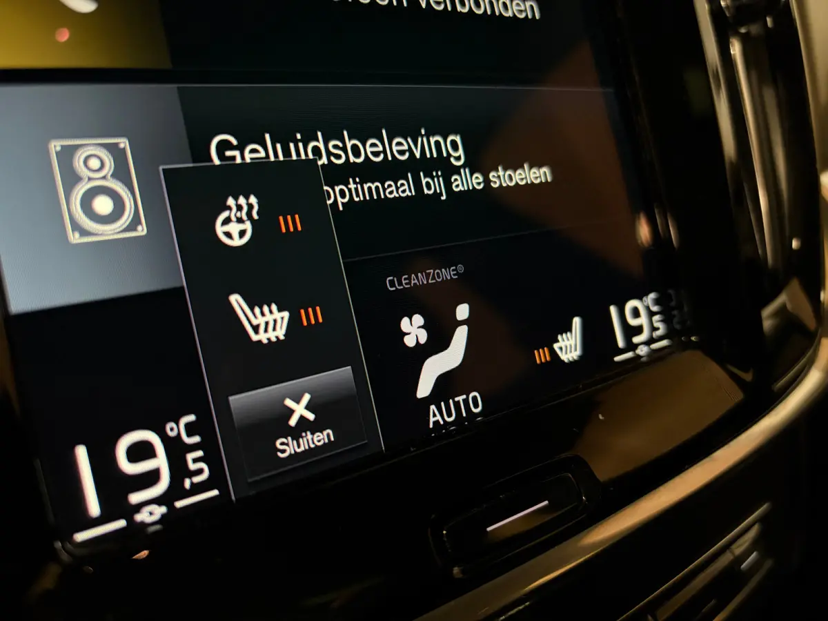 T6 AWD Recharge R-Design | Schuifdak | Trekhaak | Harman Kardon | Adaptieve Cruise Control | Standkachel met Volvo On Call App | Stoelverwarming voor+achter | Stuurwielverwarming | Pilot Ass